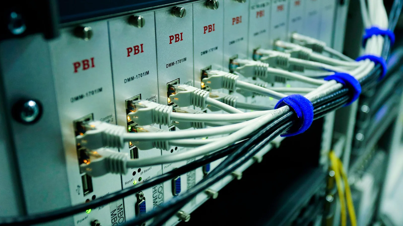 Ethernet-кабели в портах сетевого коммутатора