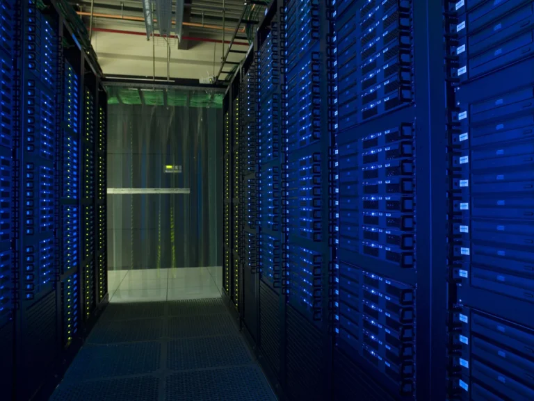 Серверное и сетевое оборудование — тематическая фотография